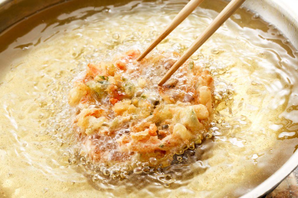 Teknik membuat tempura bisa jadi inspirasi agar gorengan lebih renyah dan sehat. (Foto: Shutterstock)