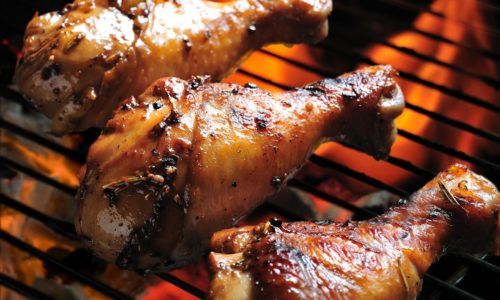 Hasil dari resep Ayam Bakar rumahan yang enak bisa dihasilkan dari panggangan arang atau wajan pemanggang