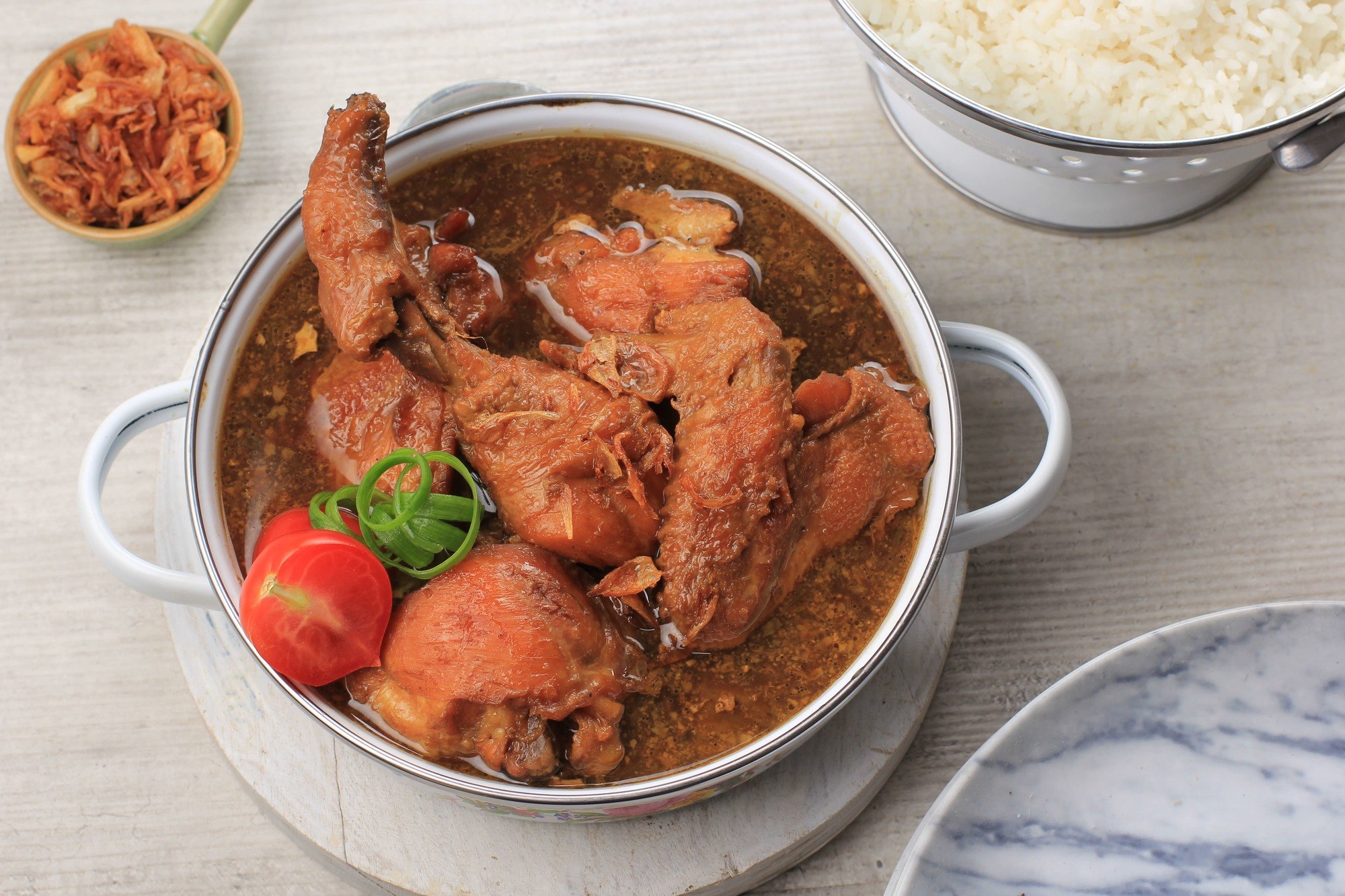 Hasil masak resep semur ayam kecap disajikan dalam mangkuk.