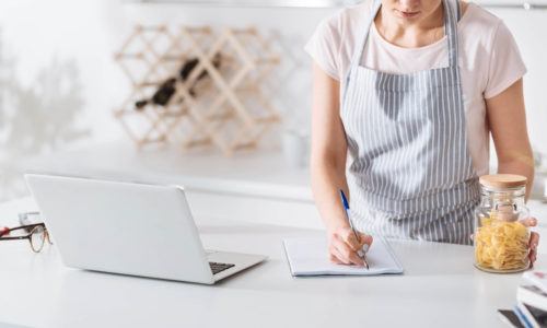 Hitung sisa bahan yang kita miliki, rancang menu, dan daftar apa saja yang kita harus beli. (Foto: Shutterstock)