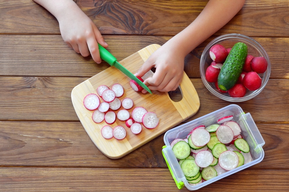 Macam-Macam Peralatan Dapur Ramah Anak untuk Membuat Mereka Semangat Belajar Memasak