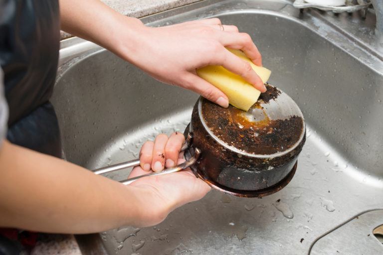 4 Cara Menghilangkan Kerak pada Panci Masak Apa Hari Ini?