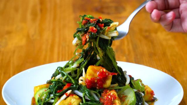 Rujak kangkung bisa menginspirasi resep tumis kangkung.