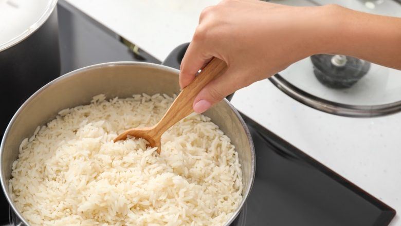 Cara Memasak Nasi di Kompor, Praktis Tanpa Mengandalkan Listrik