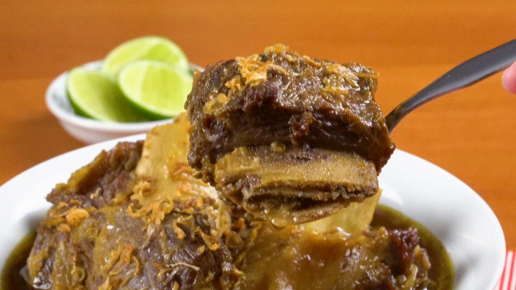 sop konro, hidangan khas makassar selain mie titi.