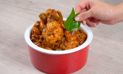 Hasil cara memasak rendang ayam tersaji dalam mangkuk merah. Bumbu rendang.