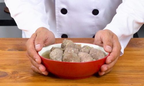 Hasil masak resep bakso kuah dan tersaji dalam mangkuk