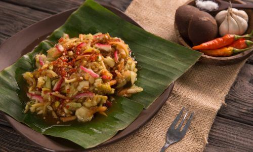 Rujak serut, sesuai namanya, semua buah-buahan nyang ada didalamnnya diolah dengan cara diserut.