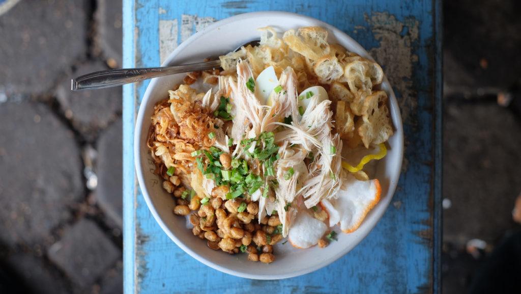 bubur ayam adalah sarapan pagi di bandung yang paling laku keras