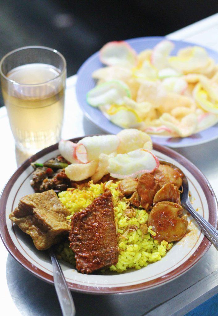 nasi kuning adalah sarapan pagi di bandung yang populer