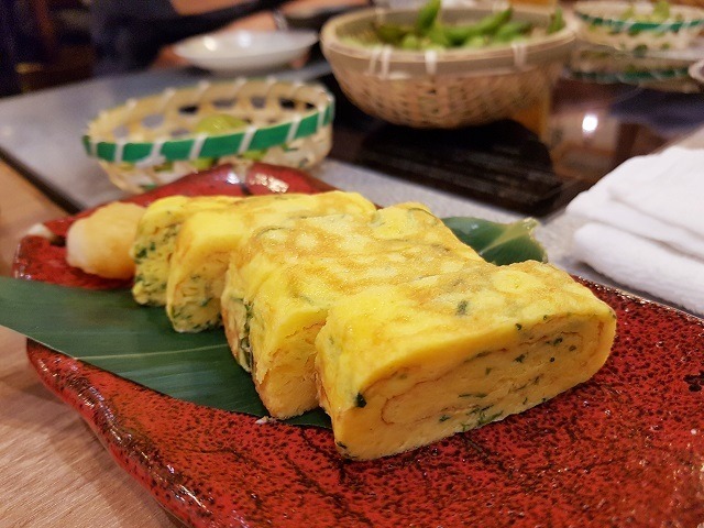 ide sarapan sehat dari Jepang berupa tamagoyaki dengan sentuhan daun aromatik. 