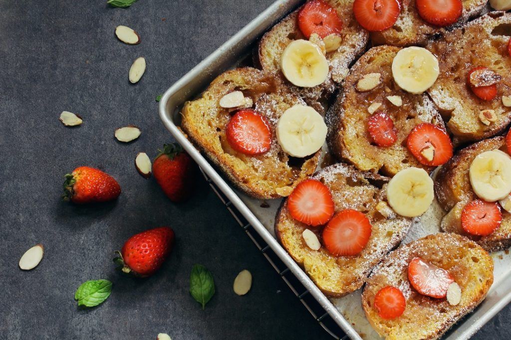 Sarapan sehat dengan french toast dan buah-buahan.