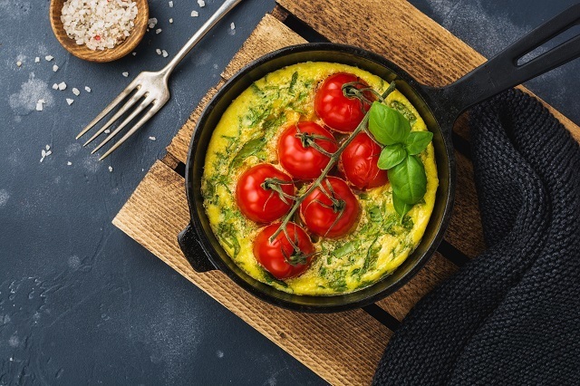 Spanish omelette dengan tomat ceri, sarapan sehat untuk keluarga
