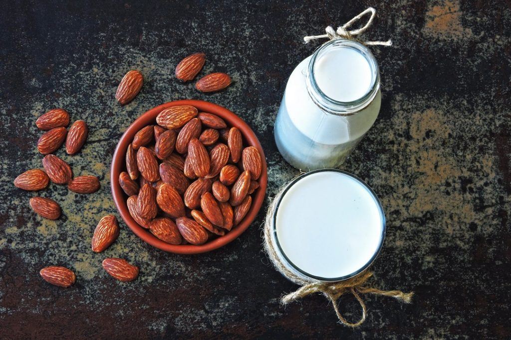 kacang almon dengan susu