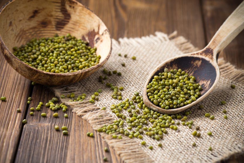 Kacang hijau mentah siap pakai.