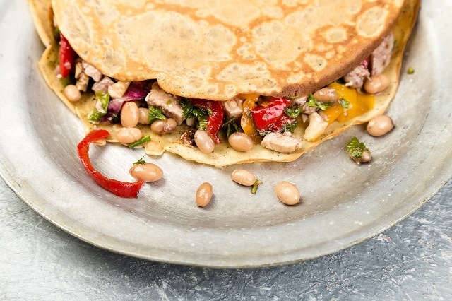 sarapan sehat berupa pancake dengan isian sayuran dan kacang-kacangan. 