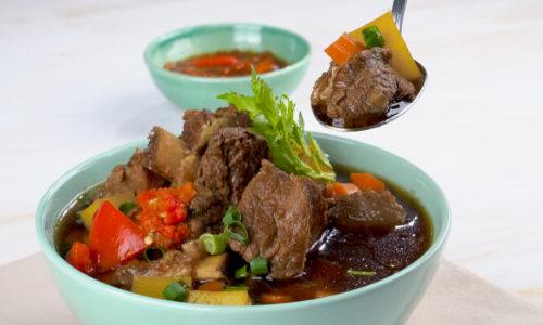 Resep sop iga sapi disajikan dalam mangkuk.