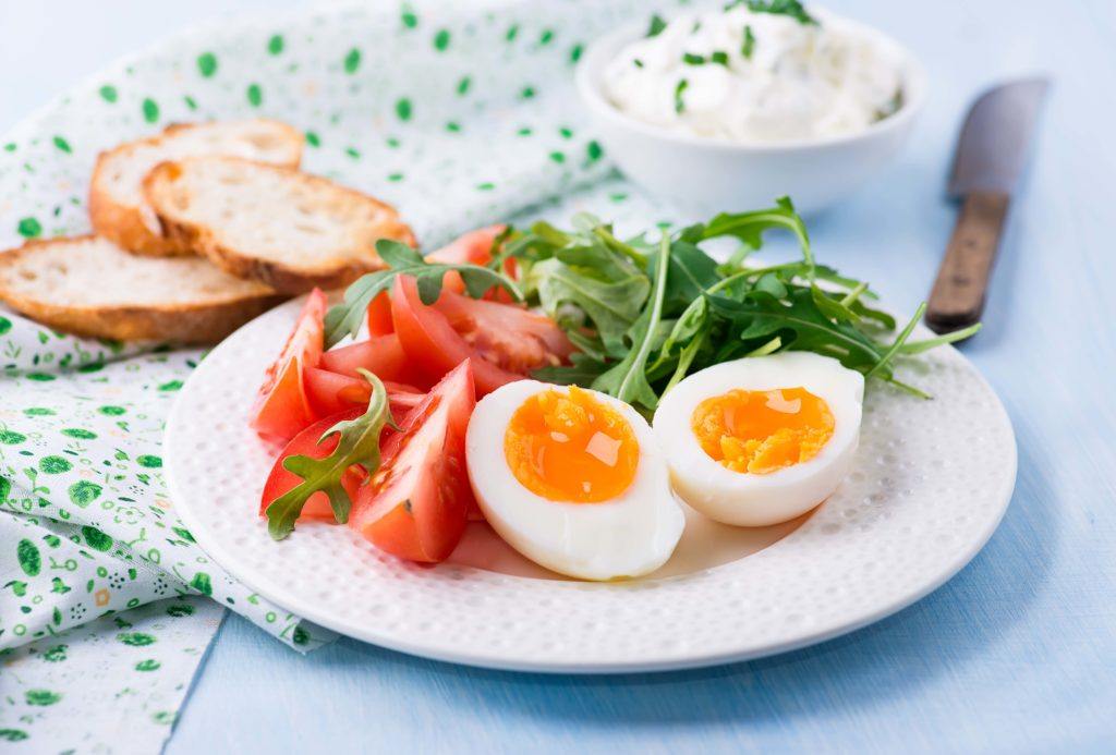 cara buat telur separuh masak akan menjadikan salad lebih menawan