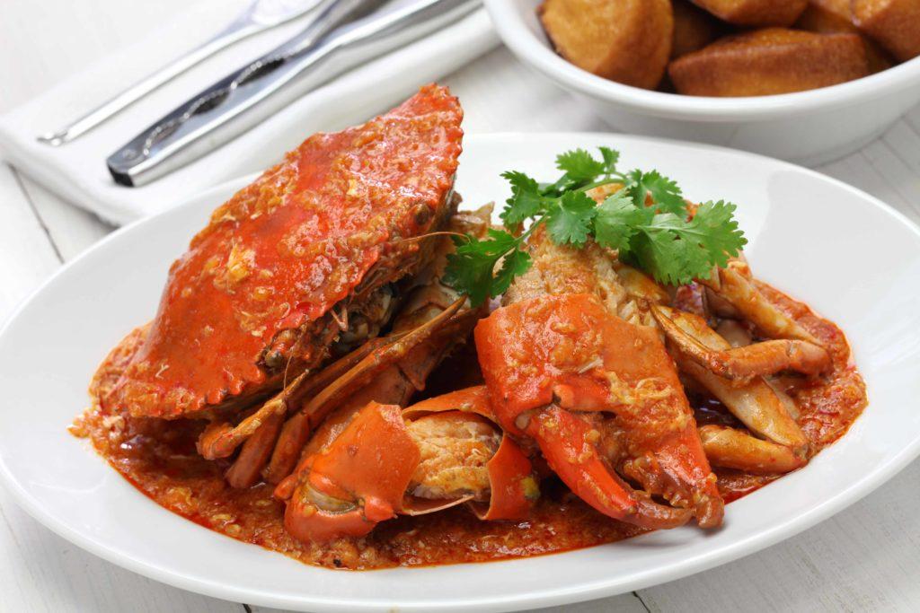 pelajari cara makan kepiting cabai khas Singapura