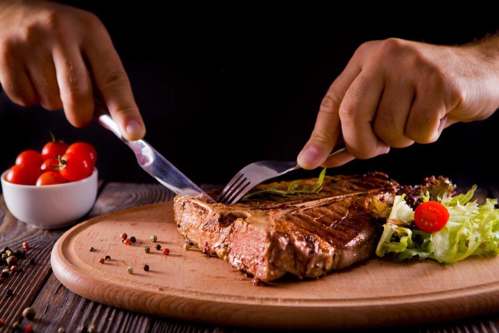 cara makan steak menggunakan pisau dan garpu