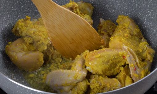 garang asem ayam dimasak di panci