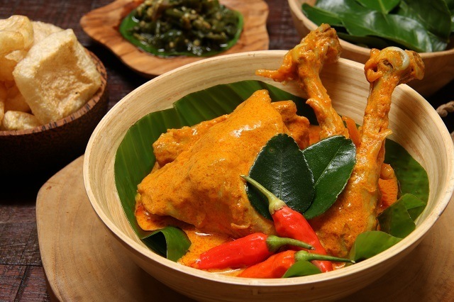 gulai ayam khas Minang yang jadi menu khas nasi kapau