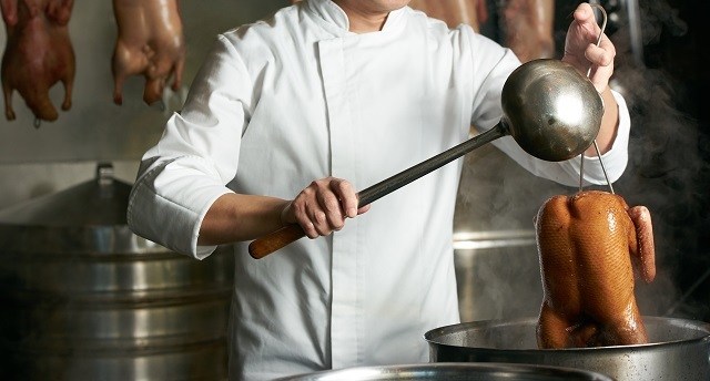 ladle dengan gagang panjang biasa dipakai dalam mengolah resep masakan Cina