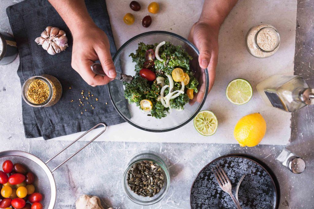 macam-macam sayuran sedang dibuat menjadi salad