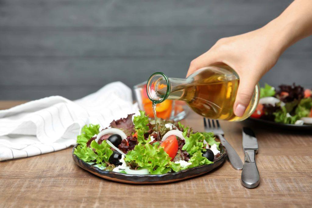 manfaat cuka apel di bidang kuliner adalah sebagai dressing salad