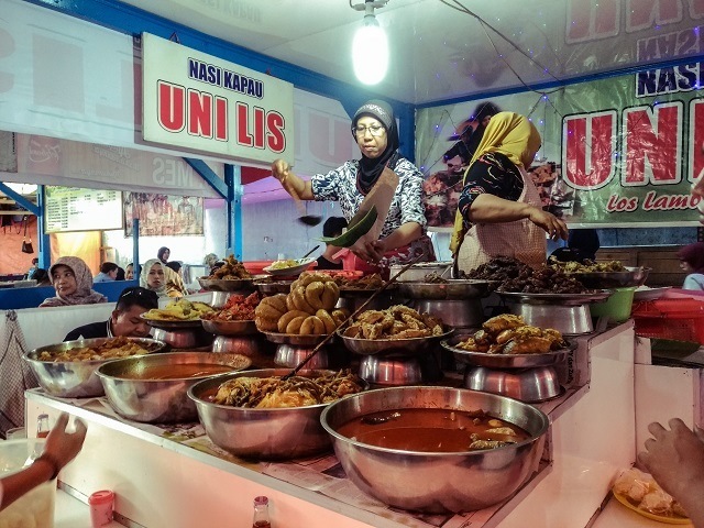 Centong yang panjang juga jadi ciri khas pedagang Nasi Kapau. 