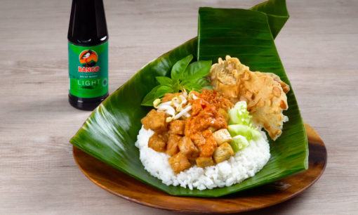 menyajikan nasi lengko