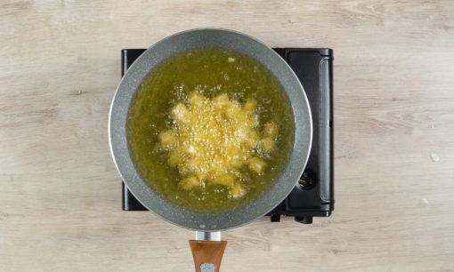 menggoreng tahu dan tempe untuk membuat nasi lengko