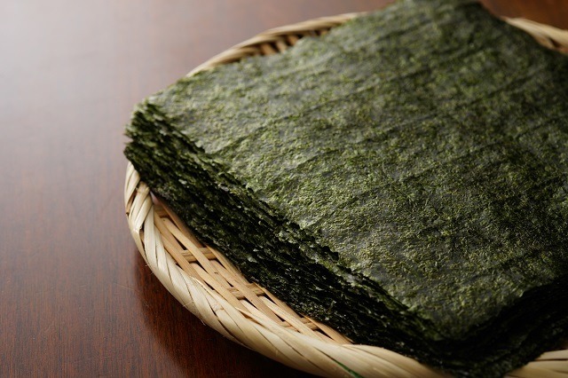 Penggunaan nori sangat penting dalam resep onigiri.