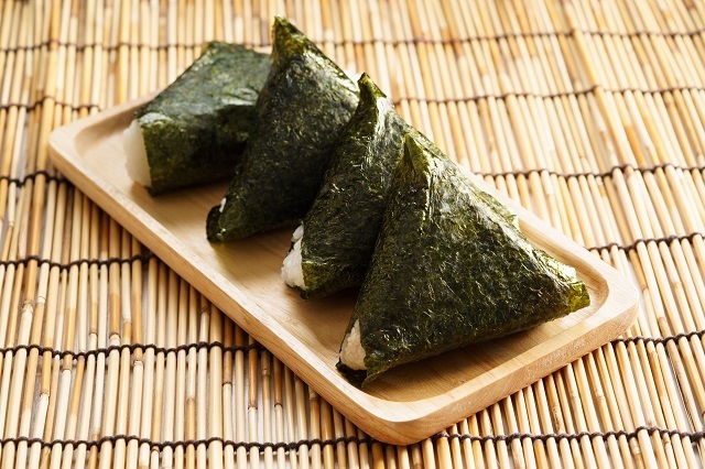 Pilih rumput laut Jepang yang tidak dibumbui karena cita rasanya sudah gurih untuk resep onigiri ini.