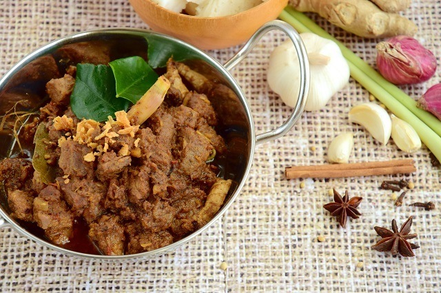 Rendang, makanan tradisional khas Minang yang juga populer di Indonesia. 