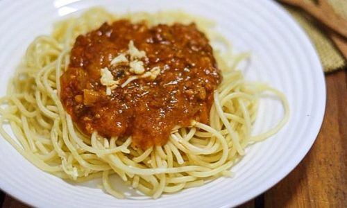 spaghetti sapi pedas tersaji di piring