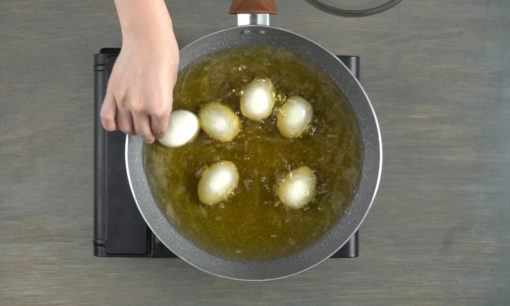 resep telur balado menggoreng telur di wajan