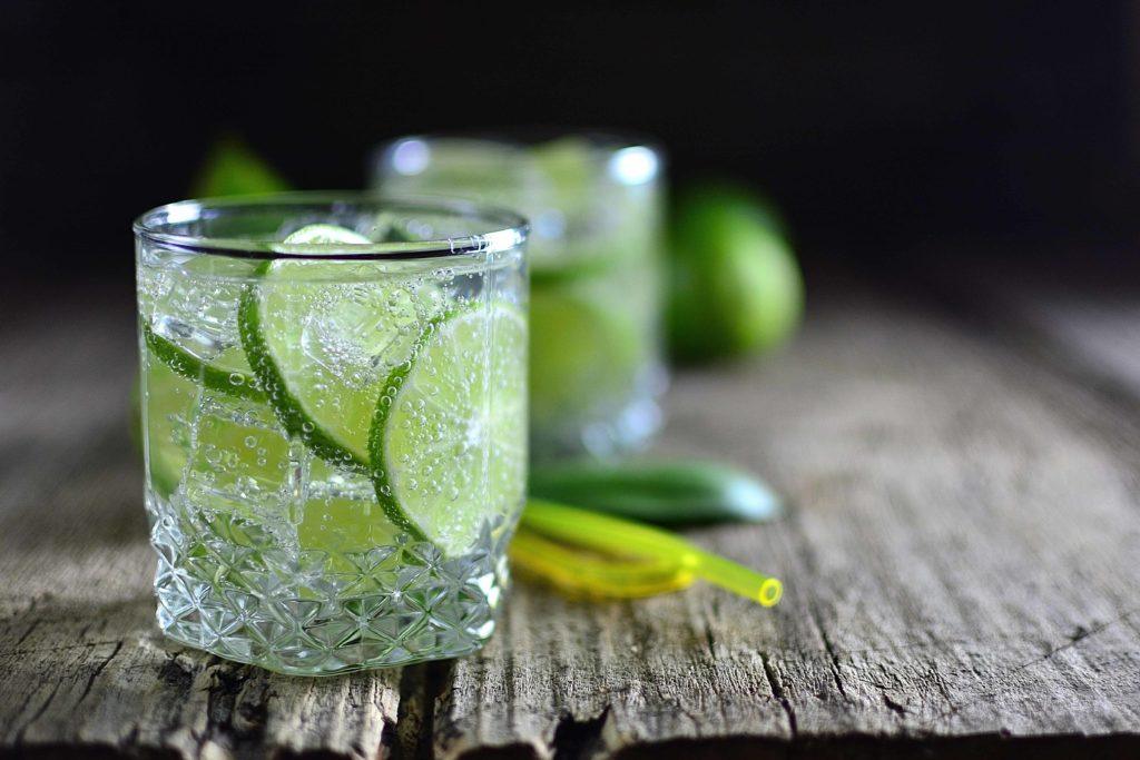 air mineral bersoda dengan jeruk