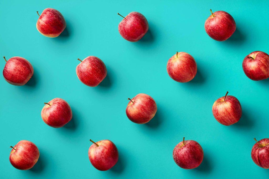 buah apel berjejer difoto secara vertikal