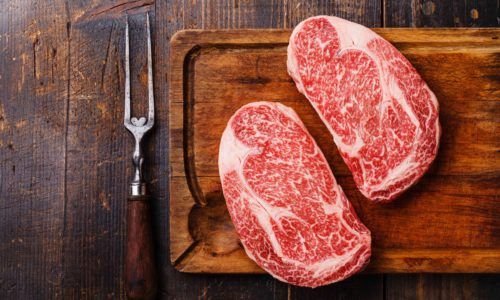 Daging wagyu dengan marbling tinggi.