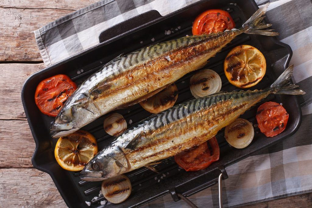Masakan sederhana berupa ikan bakar dengan lemon dan tomat.