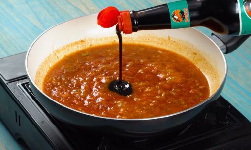 memasak saus kecap gochujang untuk resep ikan bakar.