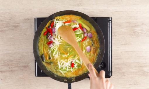 memasak bumbu acar kuning untuk ikan goreng.