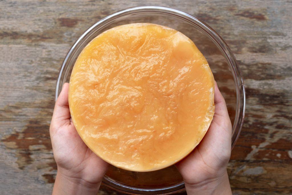 Kombucha adalah fermentasi teh yang menggunakan SCOBY.