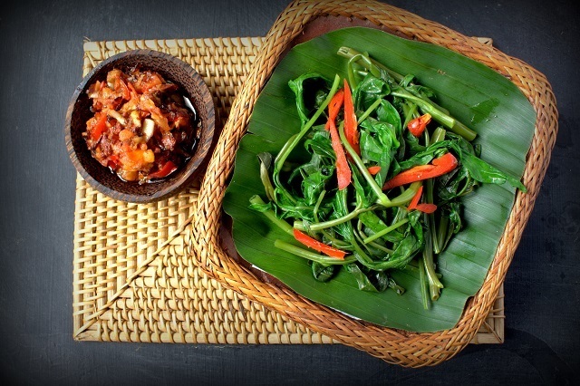 Masakan sederhana berupa plecing kangkung dengan sambal pedas khas Lombok.
