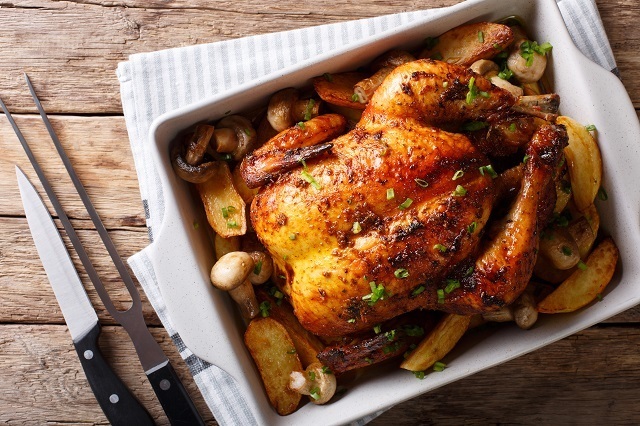 Ayam dan kentang yang dipanggang dalam oven, satu contoh makanan sederhana.