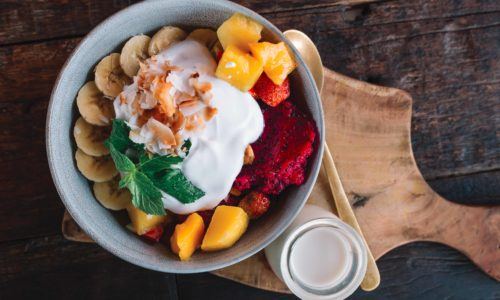 Salad buah dengan yogurt untuk makan pagi.