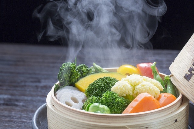 Masakan sederhana sayuran kukus dalam bamboo steamer. 