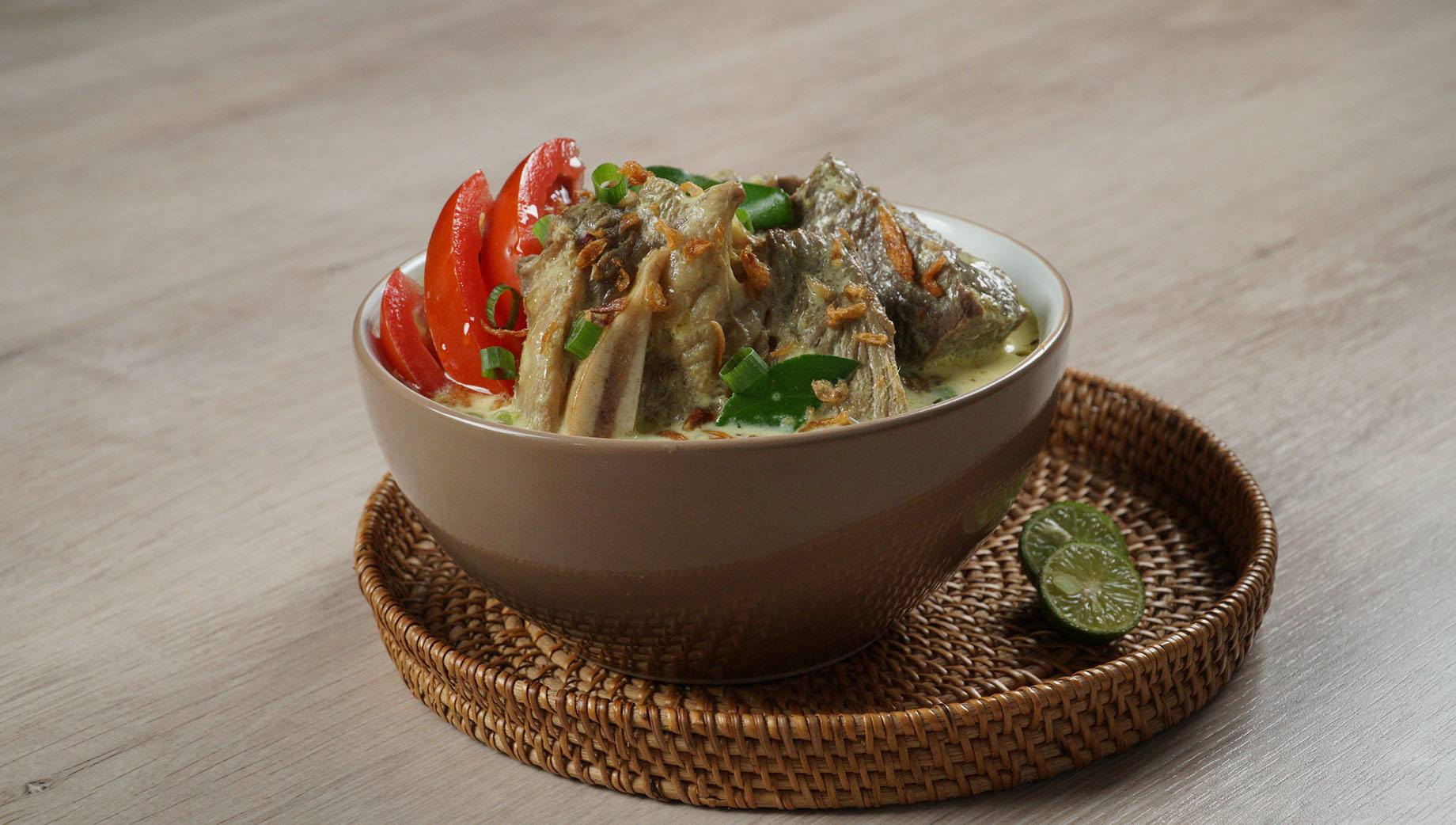 Satu mangkuk berisi olahan resep soto tangkar Betawi.