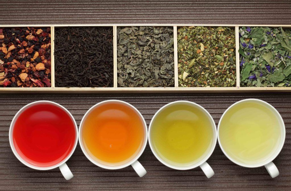 Lima jenis teh kering serta teh yang sudah diseduh dengan warna yang berbeda